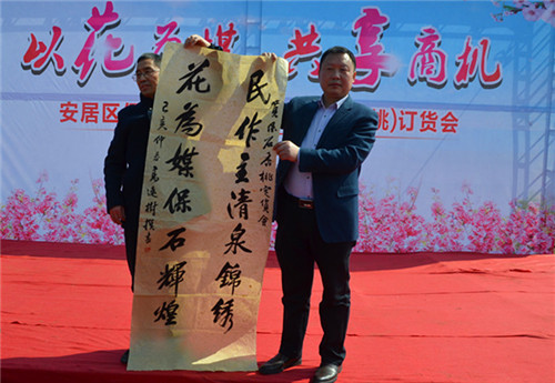 區(qū)書法協(xié)會(huì)給該鎮(zhèn)贈(zèng)送墨寶_副本.jpg