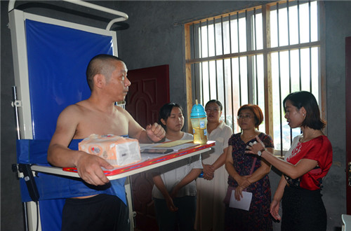 慰問貧困戶.jpg 慰問貧困戶.jpg