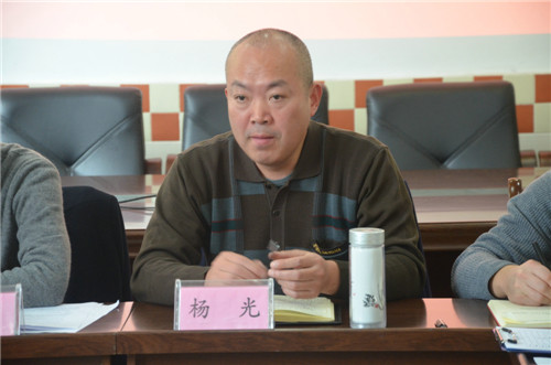 安居區(qū)國(guó)資局黨組書(shū)記楊光在會(huì)上講話.jpg