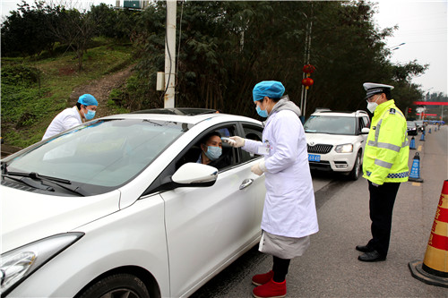納溪交管大隊(duì)民警和醫(yī)護(hù)人員堅(jiān)守防疫一線  王超明攝.jpg