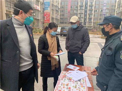 圖二：到安置小區(qū)開展疫情防控宣傳.jpg