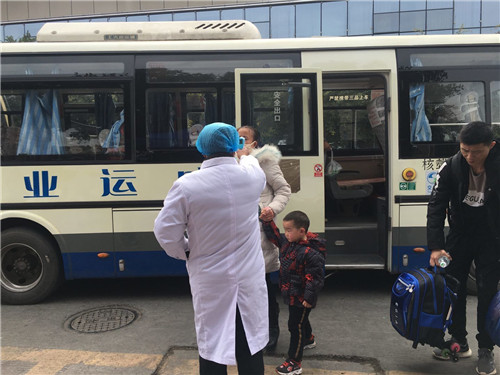 圖五：該院醫(yī)護(hù)人員在城北汽車站參與疫情防控工作.jpg