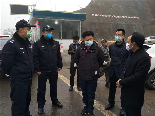 區(qū)委副書記、區(qū)長(zhǎng)吳軍督導(dǎo)西眉監(jiān)測(cè)點(diǎn)疫情防控工作.jpg