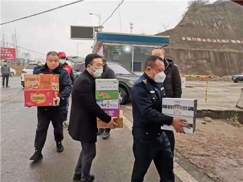 區(qū)交通運(yùn)輸組給疫情防控體溫檢測(cè)點(diǎn)送保障物資.jpg