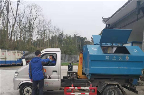 對環(huán)衛(wèi)作業(yè)人員進(jìn)行體溫檢測.jpg 對環(huán)衛(wèi)作業(yè)人員進(jìn)行體溫檢測.jpg