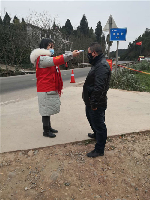 胡蓉檢查群眾體溫 (1).jpg 胡蓉檢查群眾體溫 (1).jpg