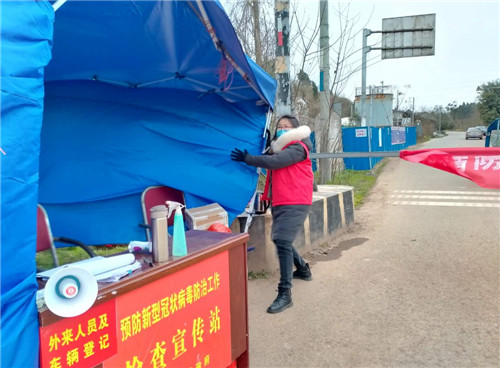 李坤拉住將被大風(fēng)吹垮的帳篷.jpg 李坤拉住將被大風(fēng)吹垮的帳篷.jpg