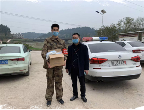 向三圣村捐贈(zèng)口罩等防疫物資.jpg