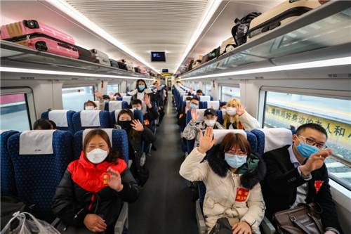 農(nóng)民工外出務工專列.jpg 農(nóng)民工外出務工專列.jpg