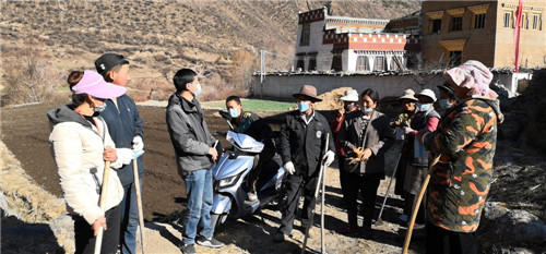 王旭跟村民講解春耕生產(chǎn)注意事項_副本.jpg 王旭跟村民講解春耕生產(chǎn)注意事項_副本.jpg