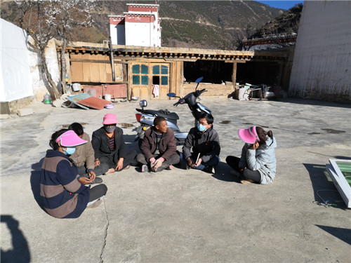 王旭入村開展政策宣講_副本.jpg 王旭入村開展政策宣講_副本.jpg