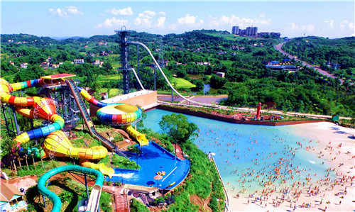 游客在瀘州市納溪區(qū)歡樂派水上主題公園沖浪 2.jpg