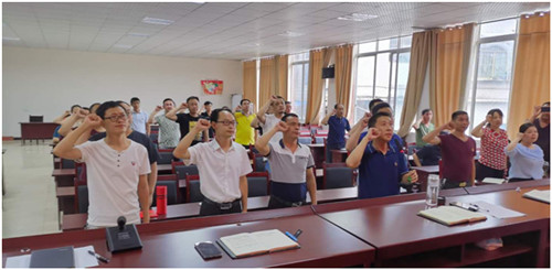 4-4、魚峰鄉(xiāng)機(jī)關(guān)黨支部黨員重溫入黨誓詞.jpg