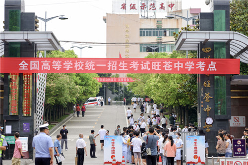 圖為學生進入考場 寧先民攝.jpg