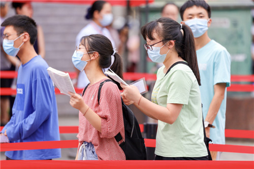 圖為開考前學生們積極復習 寧先民攝.jpg