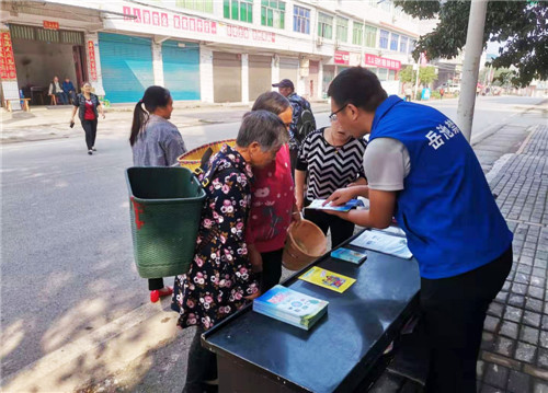 6月16日，伏龍鎮(zhèn)禁毒辦利用逢場天進行宣傳，禁毒辦工作人員正在為鄉(xiāng)親講解禁毒相關知識.jpg