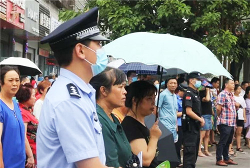 民警為考生護(hù)航.jpg