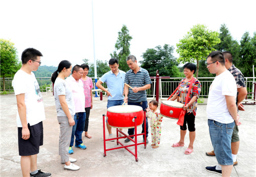 廣安市廣安區(qū)興平鎮(zhèn)的六合村文化廣場，來自區(qū)文廣旅局的駐村幫扶干部正在指導(dǎo)村民擊鼓，豐富村民的文化生活。.jpg