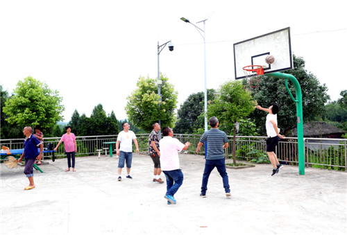 廣安市廣安區(qū)興平鎮(zhèn)的六合村文化廣場，駐村幫扶干部正在和村民一起打籃球，享受文化扶貧成果.jpg