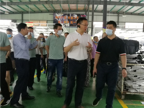 前鋒區(qū)委書記在木朵朵廠調(diào)研.jpg