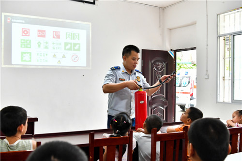 廣安區(qū)消防救援大隊工作人員陳為講解滅火器使用知識.jpg