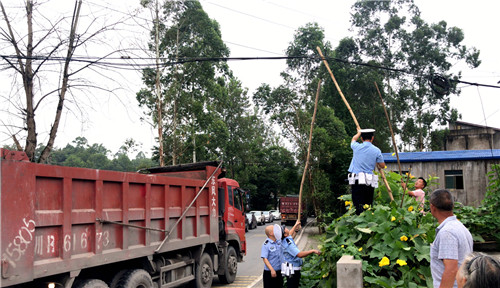 交警托舉電纜.jpg