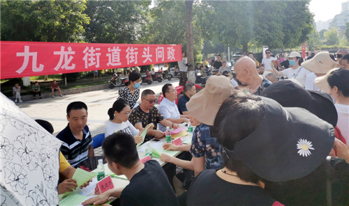 問政現(xiàn)場熱鬧非凡.jpg 問政現(xiàn)場熱鬧非凡.jpg