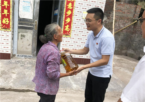 市承平港務(wù)有限公司黨支部黨員為貧困戶送去食用油.jpg