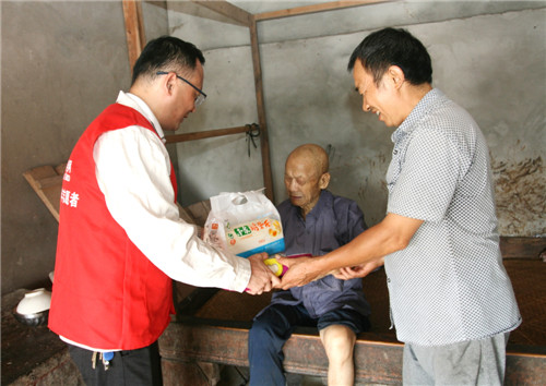 8月17日，四川廣安武勝縣供電公司員工到勝利鎮(zhèn)石門樓村看望慰問貧困戶周上安老人.jpg