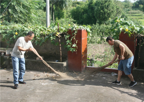 幫助貧困戶舒先三打掃院落環(huán)境衛(wèi)生.jpg