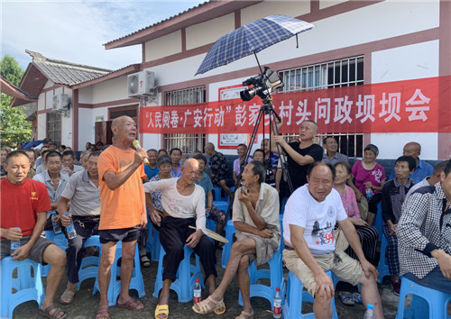 彭家鄉(xiāng)茶店村問政壩壩會(huì)現(xiàn)場，一位大爺向鄉(xiāng)村干部提問_副本.jpg