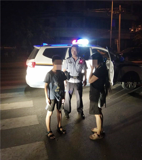 民警將小孩送回家.jpg