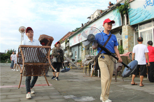 黨員志愿者幫助村民轉(zhuǎn)運物資 1.jpg