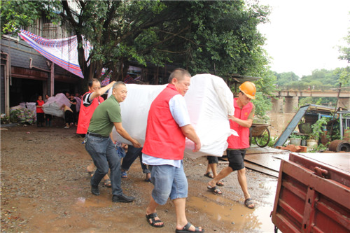 安富村黨員志愿者幫助村民轉(zhuǎn)運物資 (2).jpg 安富村黨員志愿者幫助村民轉(zhuǎn)運物資 (2).jpg