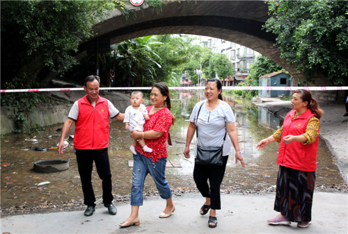 安富村黨員志愿者勸離觀水群眾.jpg 安富村黨員志愿者勸離觀水群眾.jpg