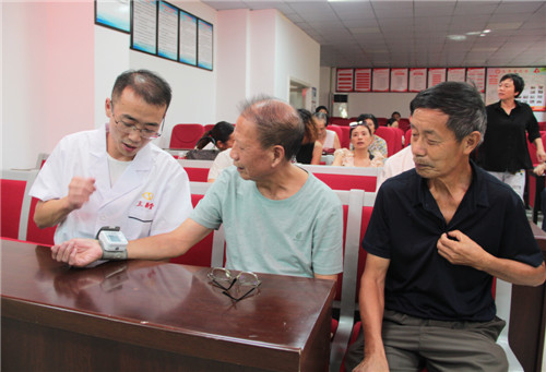 配圖：免費測量血壓和用藥咨詢 .jpg