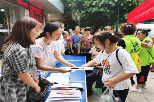 圖為工作人員向群眾發(fā)放宣傳資料.jpg